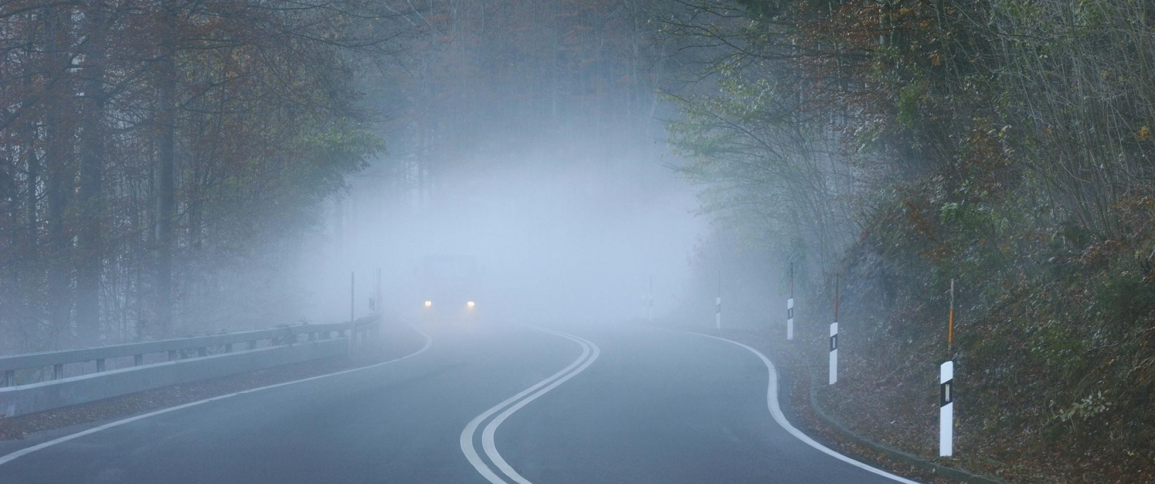 روشنایی جاده مه آلود
